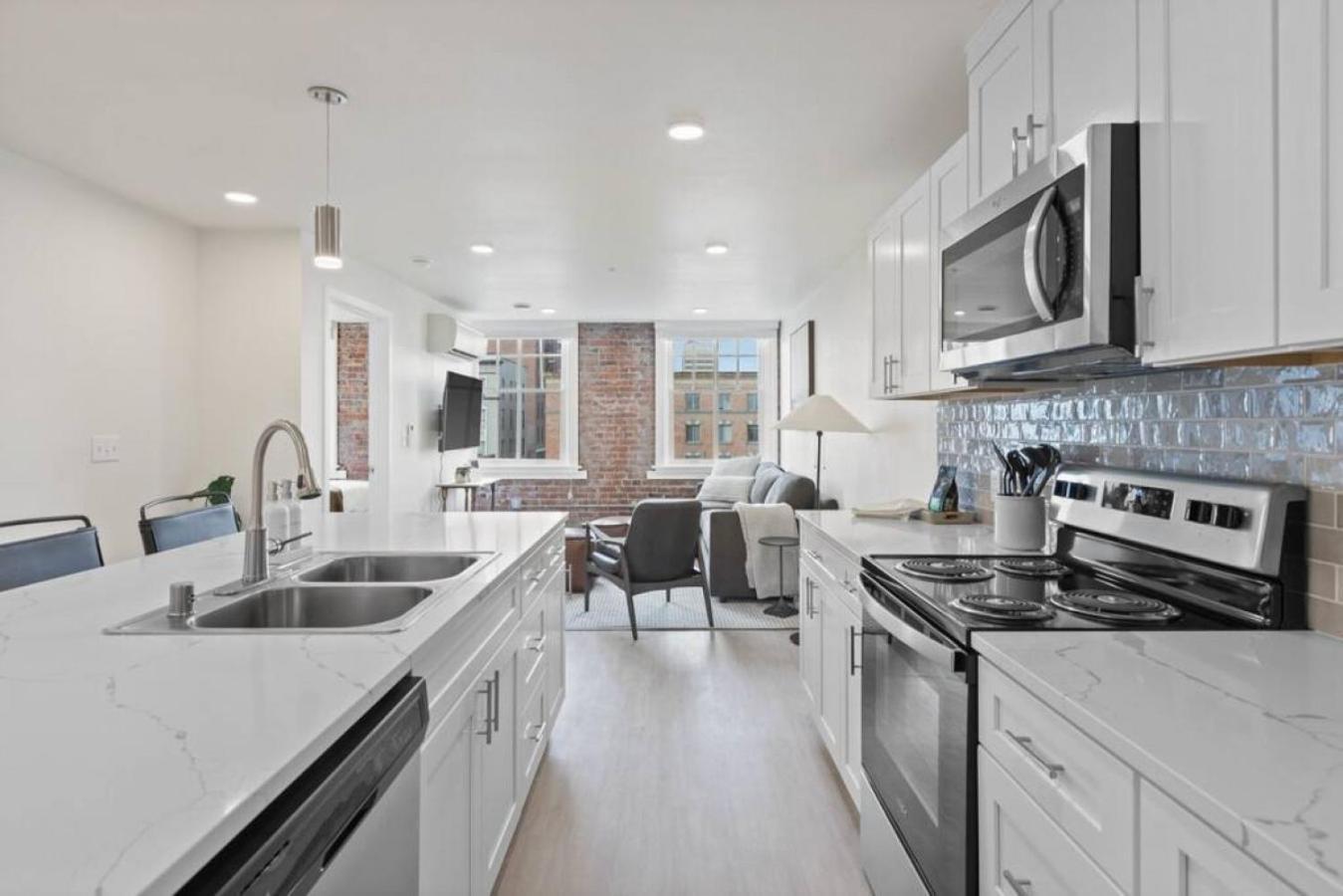 Roav - J And K On Main Luxury 405 Apartment